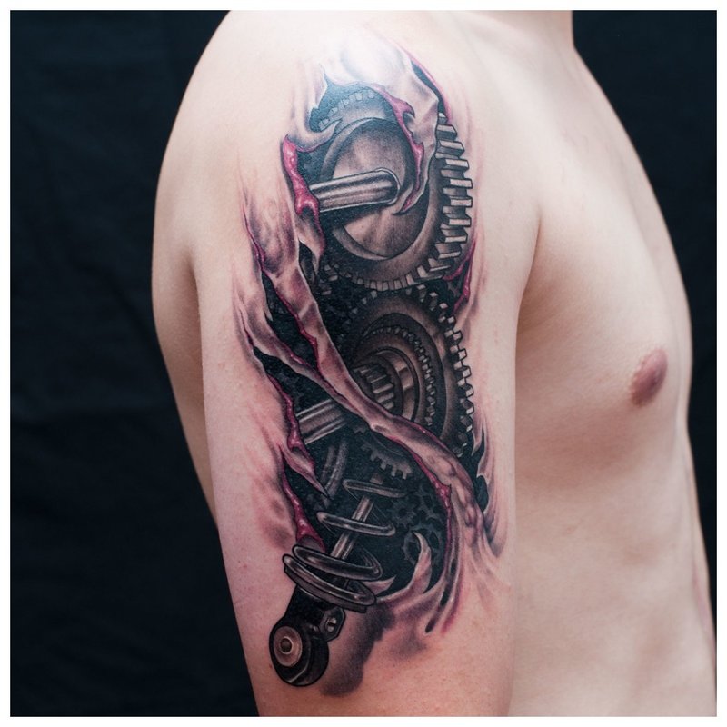 Tattoo biomechanica op de schouder