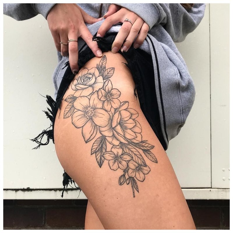 Thème floral pour tatouage de la hanche