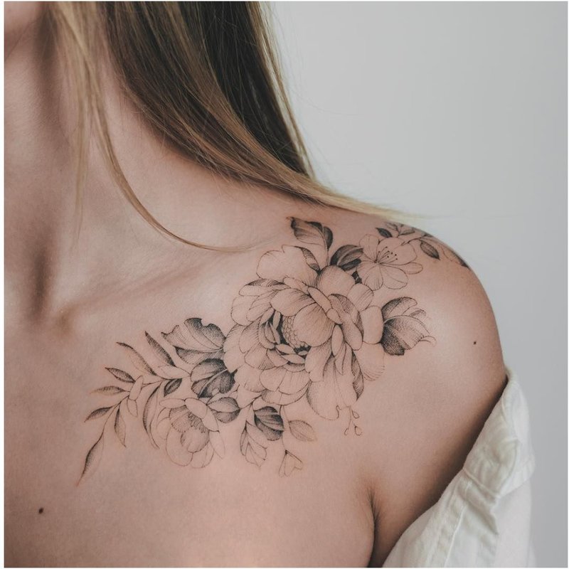 Tatouage de fleur de contour