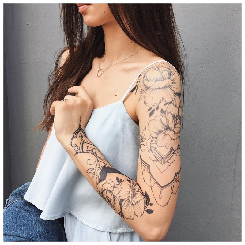 Tatouage complet du bras féminin