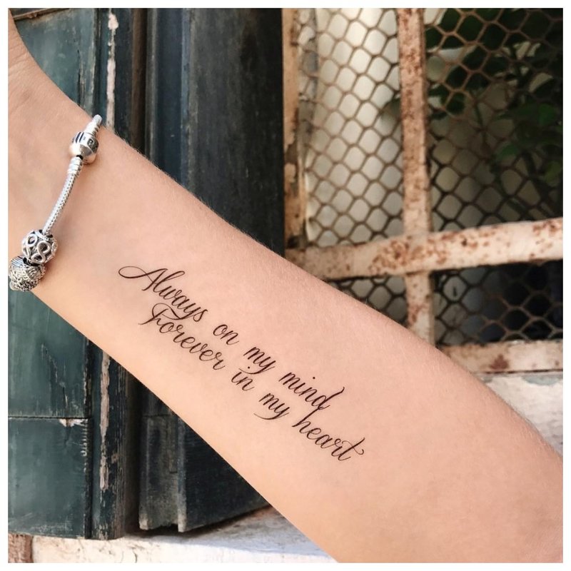 Phrase de tatouage à la main