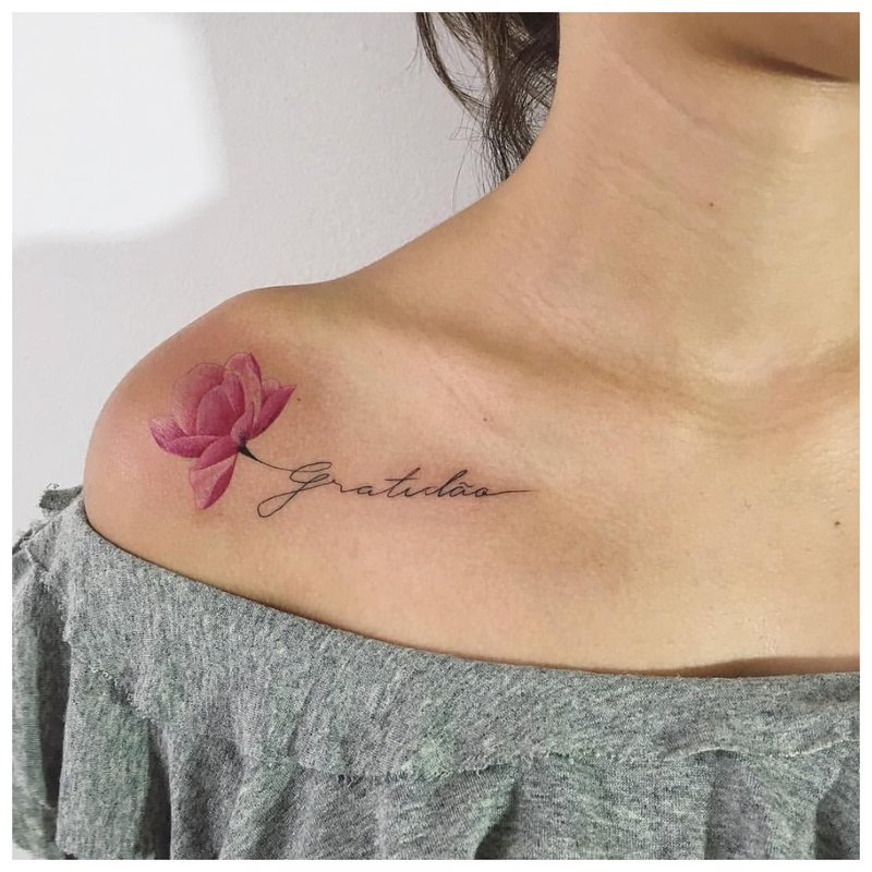 Tatouage de fleur féminin sur la clavicule