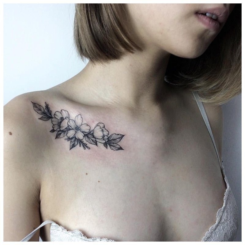 Tatouage de la clavicule d'une fille