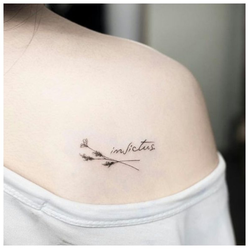 Tatouage de la clavicule soignée