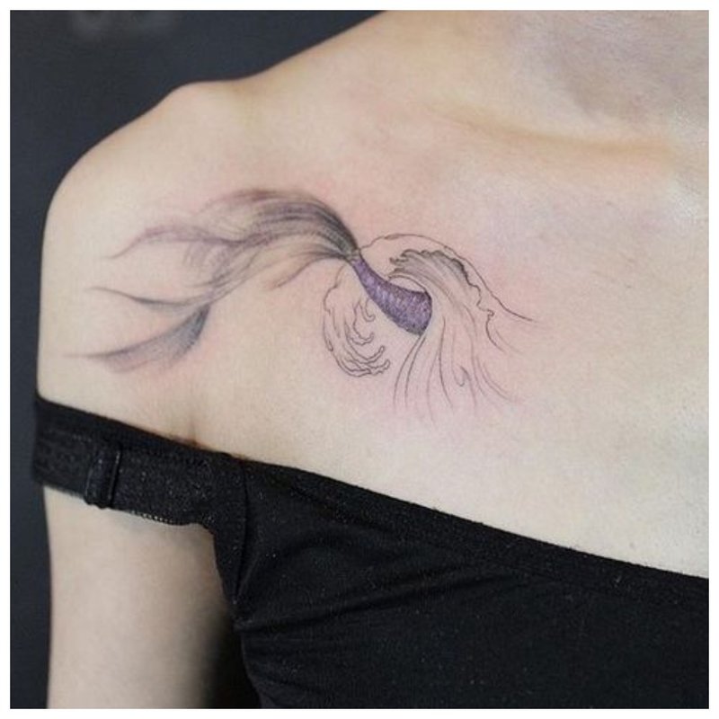 Tatouage inhabituel sur la clavicule d'une fille