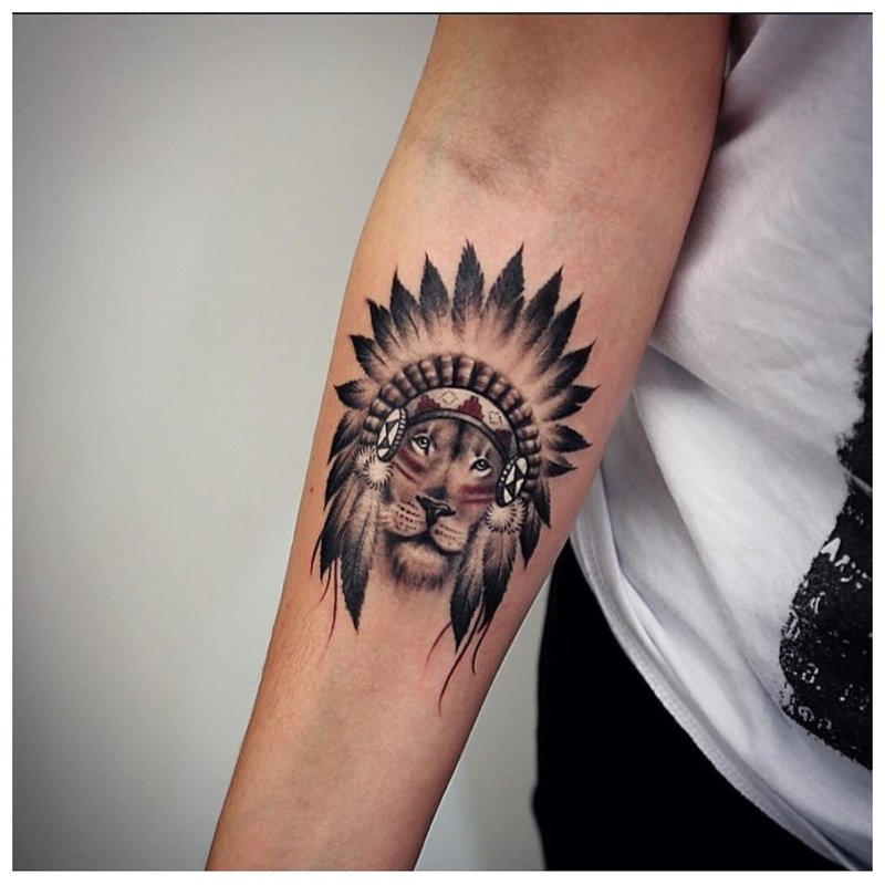 Tatouage animalier sur l'avant-bras