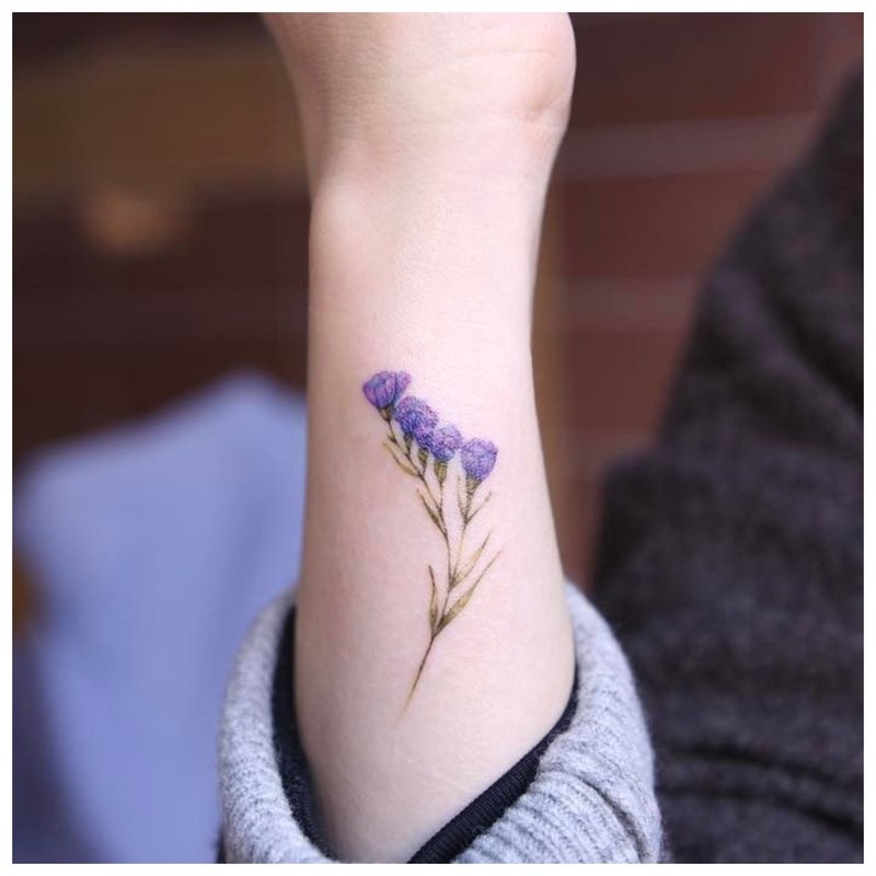 Tatuaj floral la încheietura mâinii