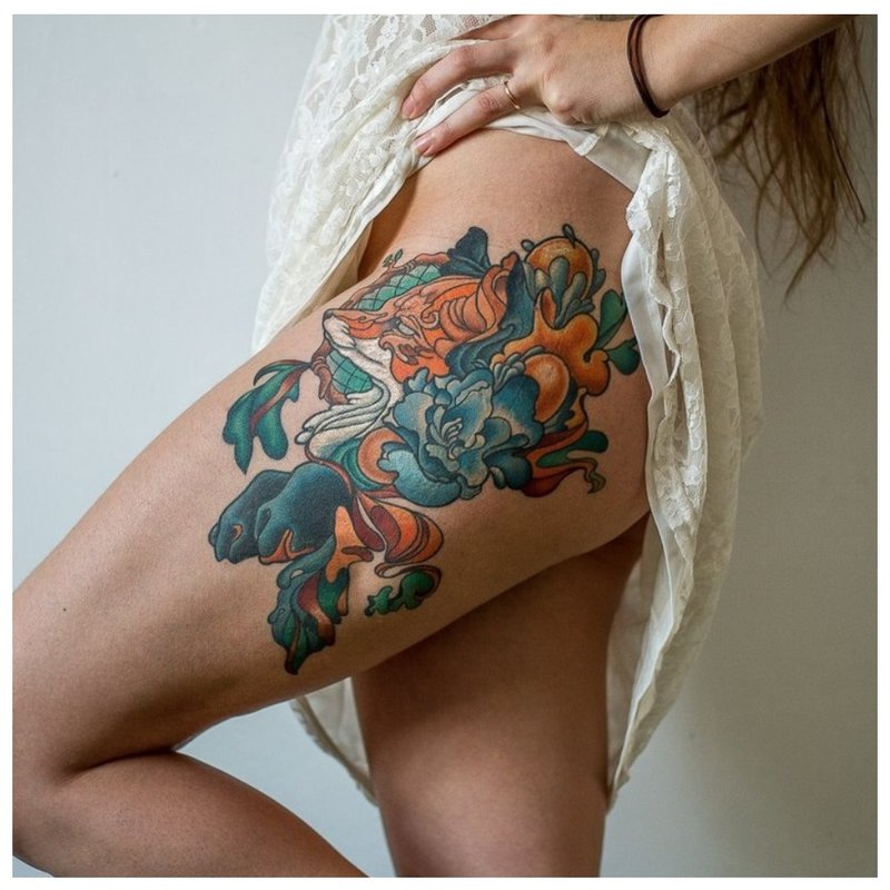 Tatouage de couleur sur la hanche