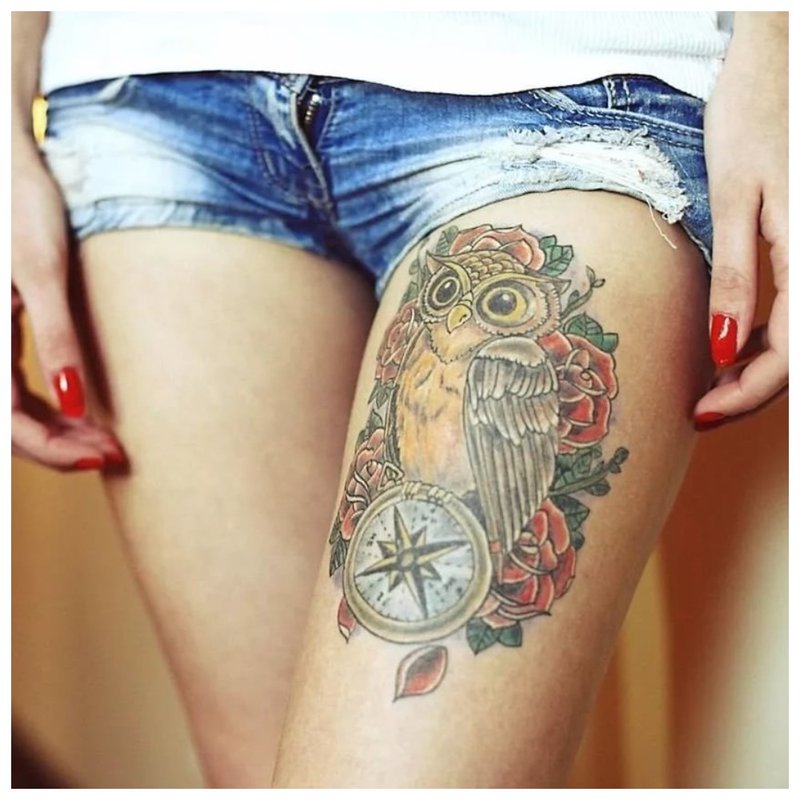 Tatouage de hibou lumineux sur la hanche