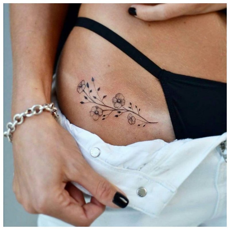 Hippe bloemtattoo