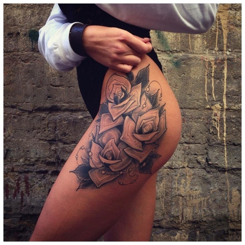 Mooi meisje hip tattoo