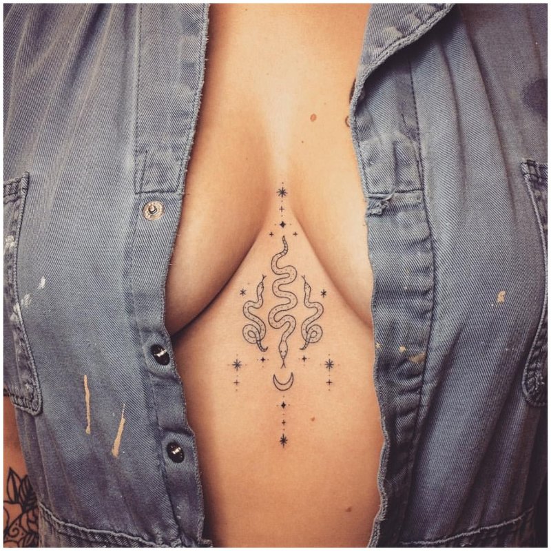 Tatouage entre les seins