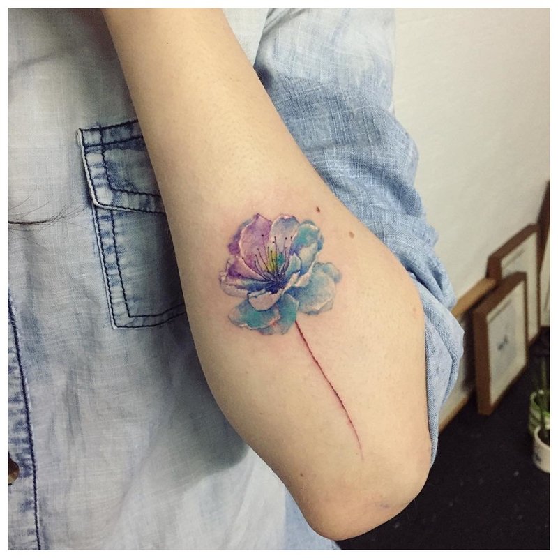 Tatouage de fleurs aquarelle sur place