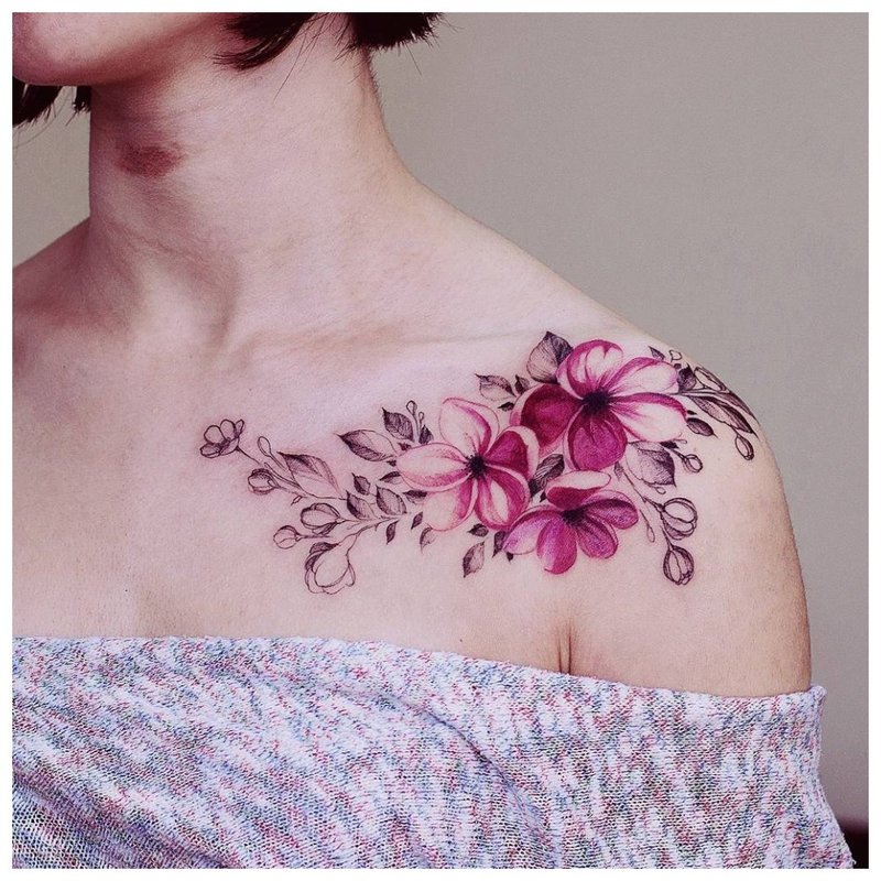 Tatouage de couleur sur la clavicule et l'épaule