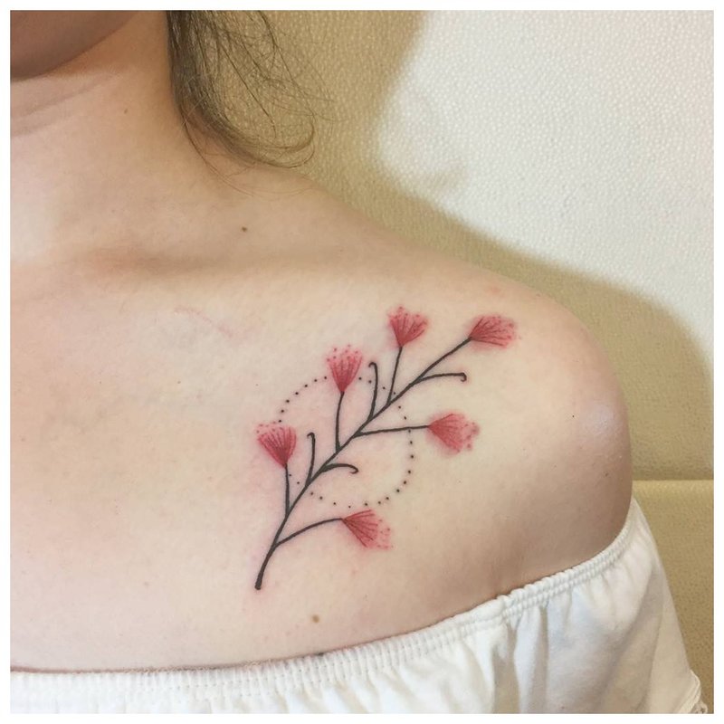 Bloem op het sleutelbeen - tattoo-meisje