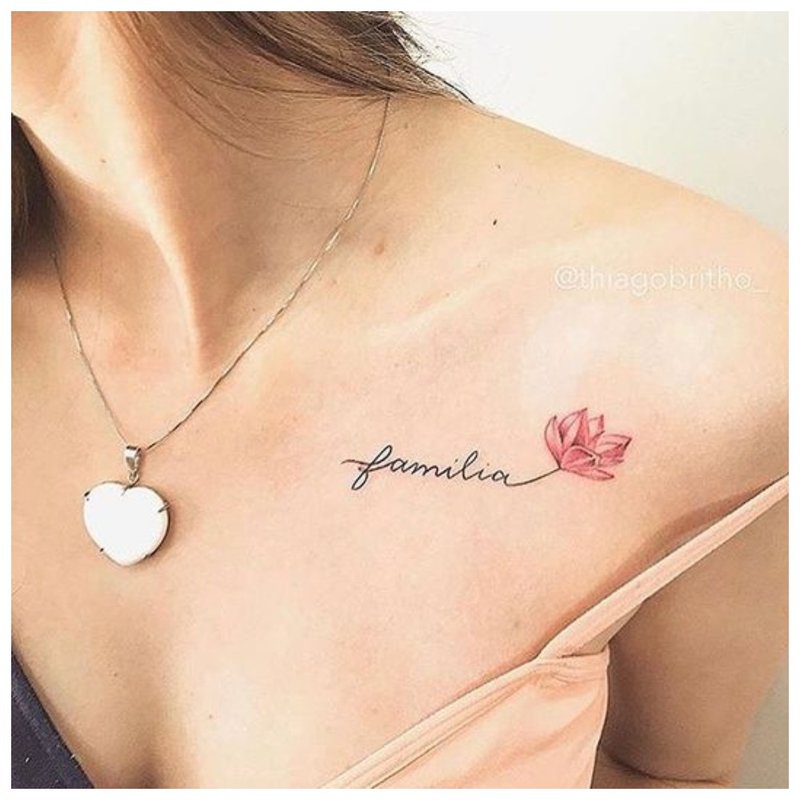 Inscription de tatouage sur la clavicule