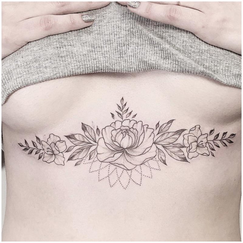 Bloemtattoo onder de borst