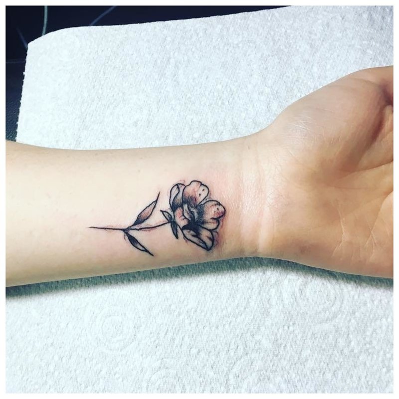 Tatouage floral au poignet