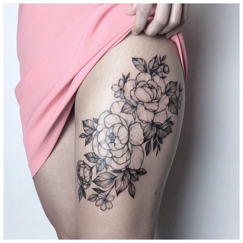 Bloemtattoo op de heup van het meisje