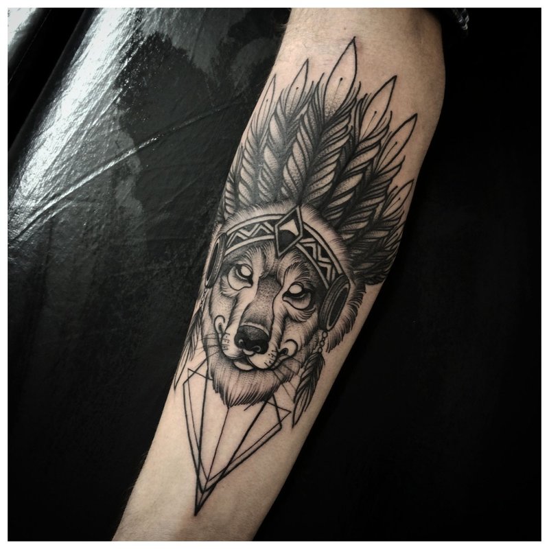 Ongebruikelijke wolfentattoo op de arm van een man