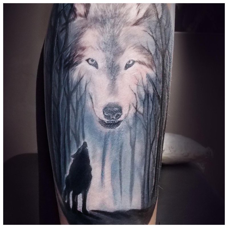 Tatoeage van een wolf op het kalf van een man