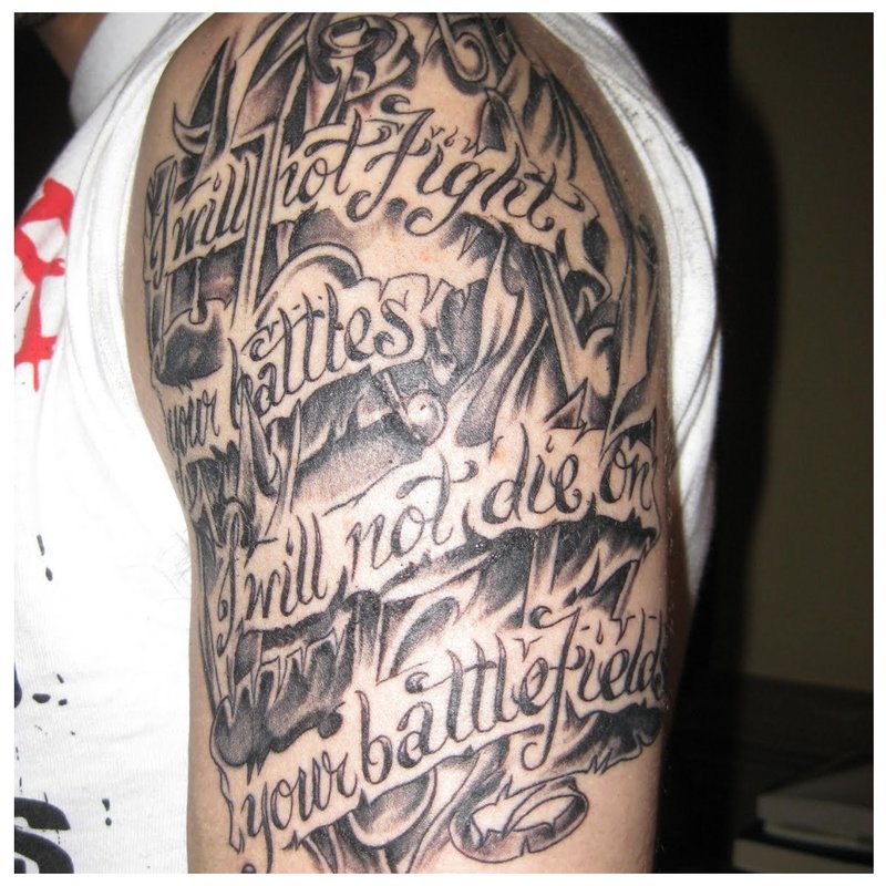 Inscription de tatouage avec une longue citation.