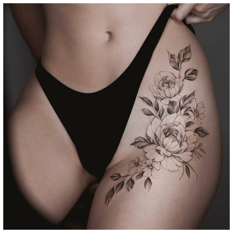 Grote bloemenheuptattoo