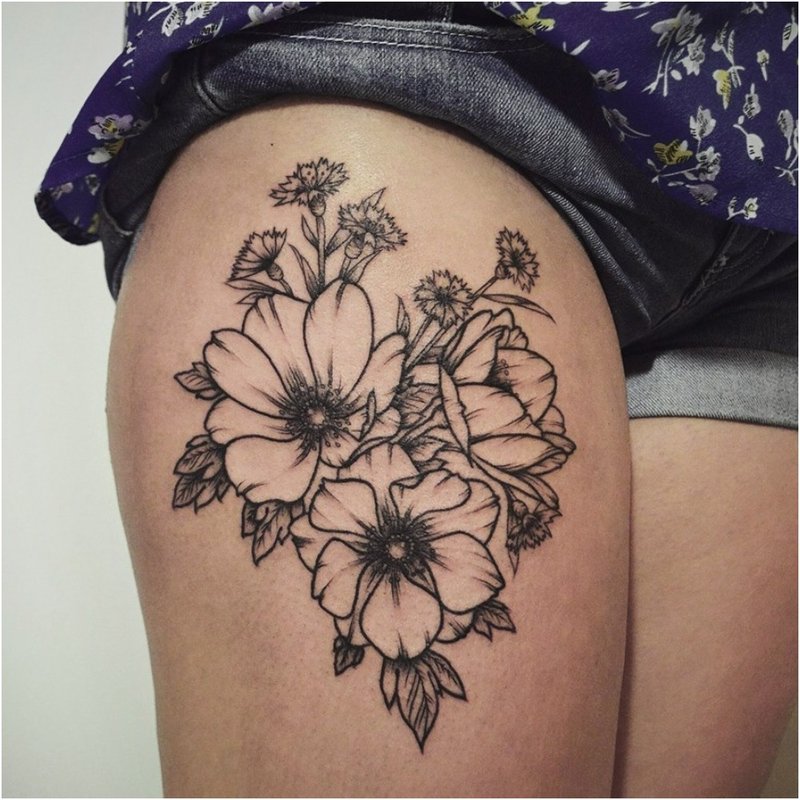 Zwart en wit hip tattoo