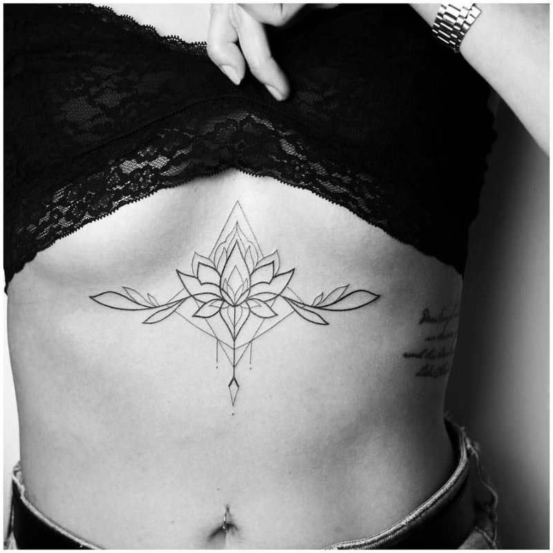 Tatouage de fleur tendre sous la poitrine