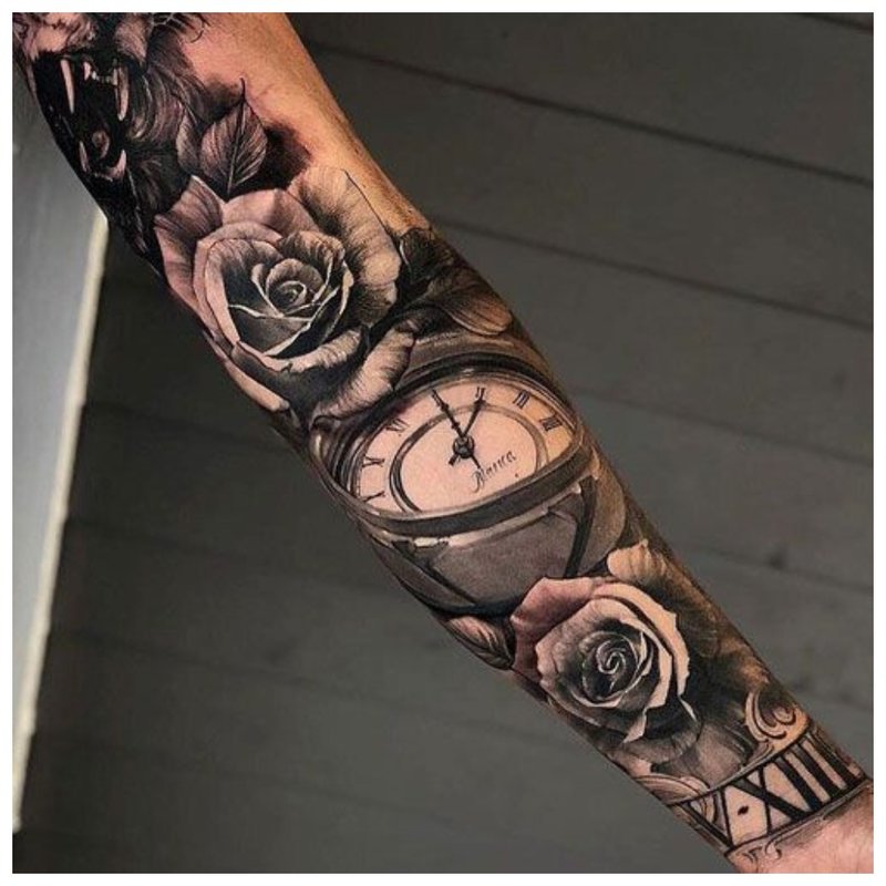 Heldere mannelijke volledige arm tattoo