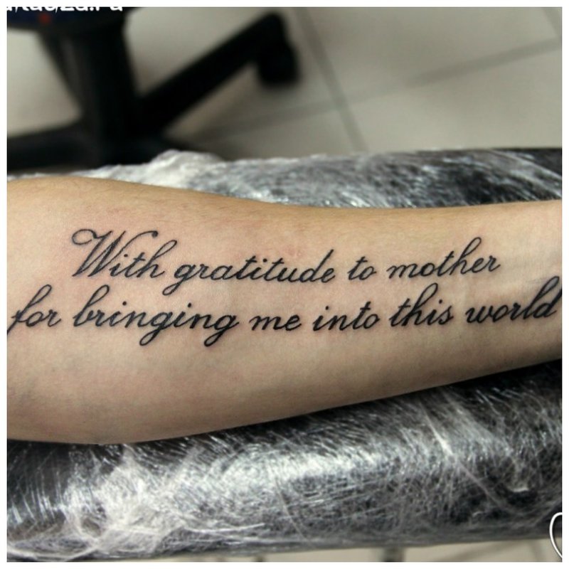 Inscriptie tattoo bij de hand