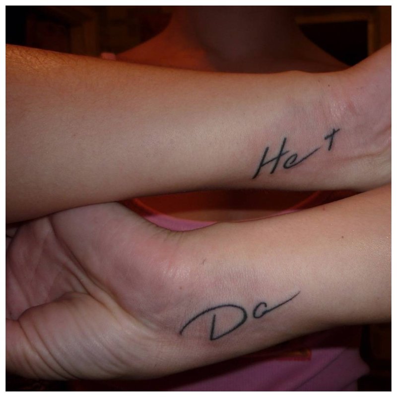 Handtattoo in de vorm van een inscriptie