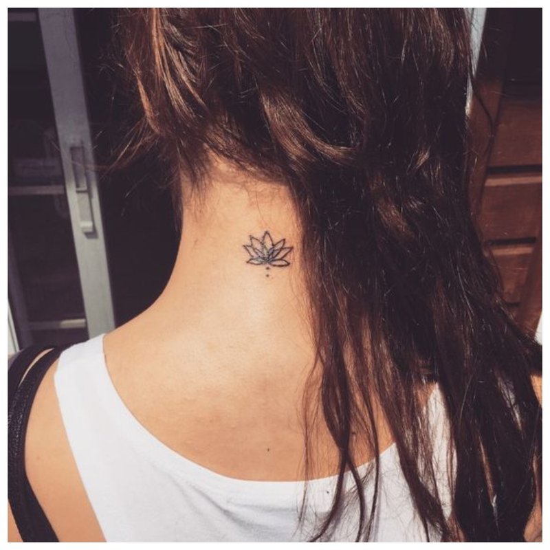 Un petit tatouage sur le corps d'une fille