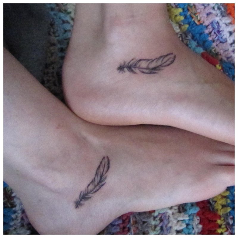 Tatouage sur les pieds des amoureux