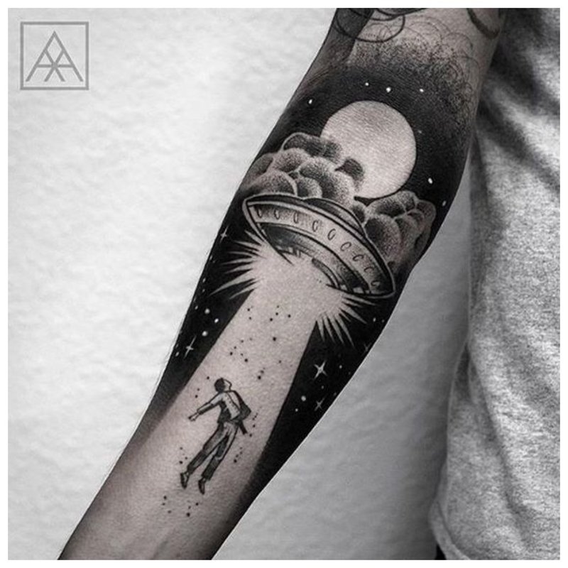 Tema spațiului pentru tatuaj