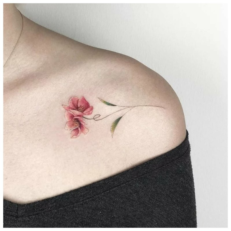 Bloem thema voor sleutelbeen tattoo