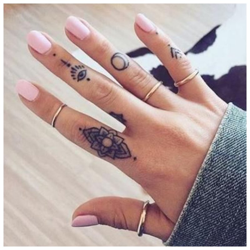 Vinger tattoo