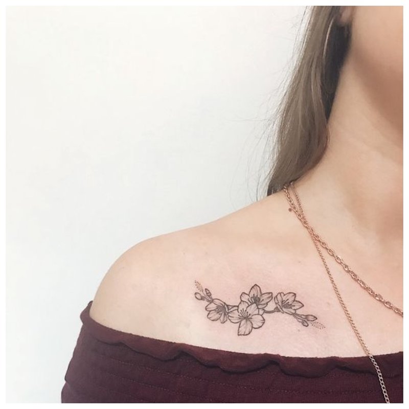 Tatouage doux de la clavicule