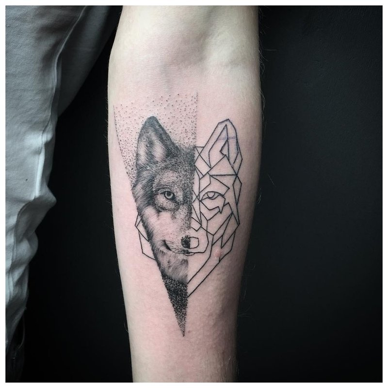 Tatouage de loup en style mixte pour la main d'un homme