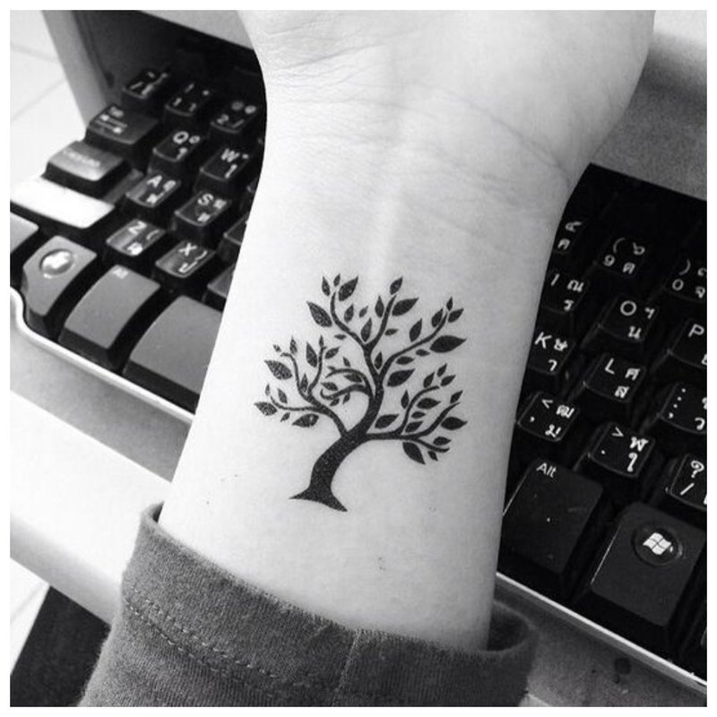 Arbre tatoué au poignet