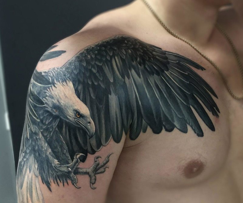 Tatouage d'aigle sur l'épaule